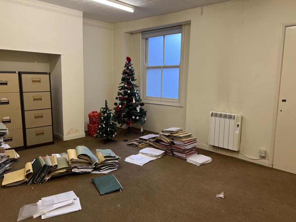 Lot: 15 - COMMERCIAL UNIT WITH GROUND RENTS - Office